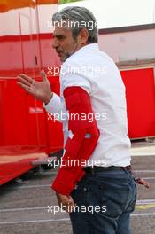 Maurizio Arrivabene (ITA) Ferrari Team Principal with his arm in a cast. 07.05.2015. Formula 1 World Championship, Rd 5, Spanish Grand Prix, Barcelona, Spain, Preparation Day.