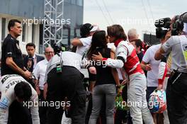 Roberto Merhi (ESP) Manor Marussia F1 Team with Melanie Bianchi (FRA) on the grid. 26.07.2015. Formula 1 World Championship, Rd 10, Hungarian Grand Prix, Budapest, Hungary, Race Day.