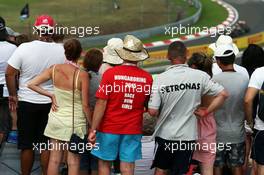 Fans watch Romain Grosjean (FRA) Lotus F1 E23. 25.07.2015. Formula 1 World Championship, Rd 10, Hungarian Grand Prix, Budapest, Hungary, Qualifying Day.