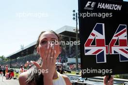 Grid girl for Lewis Hamilton (GBR) Mercedes AMG F1. 06.09.2015. Formula 1 World Championship, Rd 12, Italian Grand Prix, Monza, Italy, Race Day.