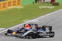 Daniel Ricciardo (AUS) Red Bull Racing RB11 and Sergio Perez (MEX) Sahara Force India F1 VJM08 battle for position. 06.09.2015. Formula 1 World Championship, Rd 12, Italian Grand Prix, Monza, Italy, Race Day.