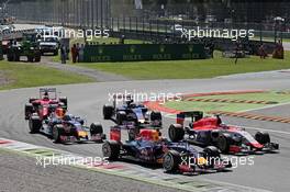 Daniel Ricciardo (AUS) Red Bull Racing RB11 and Will Stevens (GBR) Manor Marussia F1 Team at the start of the race. 06.09.2015. Formula 1 World Championship, Rd 12, Italian Grand Prix, Monza, Italy, Race Day.