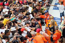 Daniel Ricciardo (AUS) Red Bull Racing with the fans. 03.09.2015. Formula 1 World Championship, Rd 12, Italian Grand Prix, Monza, Italy, Preparation Day.