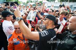Lewis Hamilton (GBR) Mercedes AMG F1 with fans - new blonde hair colour. 03.09.2015. Formula 1 World Championship, Rd 12, Italian Grand Prix, Monza, Italy, Preparation Day.