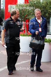 (L to R): Robert Fernley (GBR) Sahara Force India F1 Team Deputy Team Principal with Martin Brundle (GBR) Sky Sports Commentator. 23.05.2015. Formula 1 World Championship, Rd 6, Monaco Grand Prix, Monte Carlo, Monaco, Qualifying Day