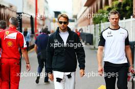 Jenson Button (GBR) McLaren with Mike Collier (GBR) Personal Trainer. 23.05.2015. Formula 1 World Championship, Rd 6, Monaco Grand Prix, Monte Carlo, Monaco, Qualifying Day