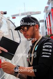 Lewis Hamilton (GBR) Mercedes AMG F1 signs autographs for the fans. 24.05.2015. Formula 1 World Championship, Rd 6, Monaco Grand Prix, Monte Carlo, Monaco, Race Day.