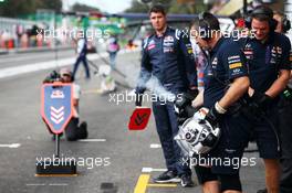 Red Bull Racing mechanics in the pits. 30.10.2015. Formula 1 World Championship, Rd 17, Mexican Grand Prix, Mexixo City, Mexico, Practice Day.