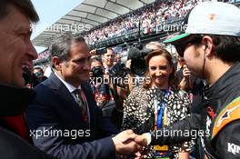 Sergio Perez (MEX) Sahara Force India F1 with Miguel Angel Mancera (MEX) Mayor of Mexico City on the grid. 01.11.2015. Formula 1 World Championship, Rd 17, Mexican Grand Prix, Mexixo City, Mexico, Race Day.