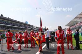 Ferrari on the grid as a planes fly over. 01.11.2015. Formula 1 World Championship, Rd 17, Mexican Grand Prix, Mexixo City, Mexico, Race Day.