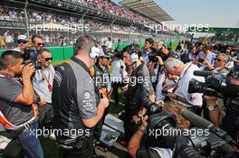 Sergio Perez (MEX) Sahara Force India F1 with Tim Wright (GBR) Sahara Force India F1 Team Race Engineer on the grid. 01.11.2015. Formula 1 World Championship, Rd 17, Mexican Grand Prix, Mexixo City, Mexico, Race Day.