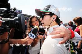 Sergio Perez (MEX) Sahara Force India F1 with the media on the grid. 01.11.2015. Formula 1 World Championship, Rd 17, Mexican Grand Prix, Mexixo City, Mexico, Race Day.