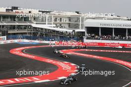 Nico Rosberg (GER) Mercedes AMG F1 W06 leads behind the FIA Safety Car. 01.11.2015. Formula 1 World Championship, Rd 17, Mexican Grand Prix, Mexixo City, Mexico, Race Day.