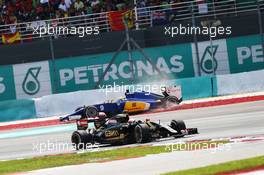 Pastor Maldonado (VEN) Lotus F1 E23 passes Marcus Ericsson (SWE) Sauber C34 who spins out of the race. 29.03.2015. Formula 1 World Championship, Rd 2, Malaysian Grand Prix, Sepang, Malaysia, Sunday.