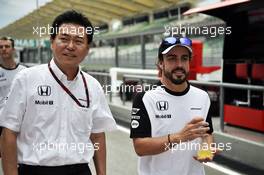 (L to R): Yasuhisa Arai (JPN) Honda Motorsport Chief Officer with Fernando Alonso (ESP) McLaren. 26.03.2015. Formula 1 World Championship, Rd 2, Malaysian Grand Prix, Sepang, Malaysia, Thursday.