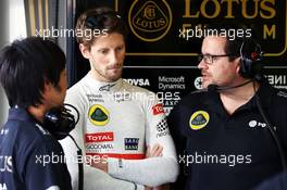 (L to R): Ayao Komatsu (JPN) Lotus F1 Team Race Engineer with Romain Grosjean (FRA) Lotus F1 Team and Julien Simon-Chautemps (FRA) Lotus F1 Team Race Engineer. 27.11.2015. Formula 1 World Championship, Rd 19, Abu Dhabi Grand Prix, Yas Marina Circuit, Abu Dhabi, Practice Day.