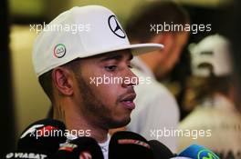 Lewis Hamilton (GBR) Mercedes AMG F1 with the media. 27.11.2015. Formula 1 World Championship, Rd 19, Abu Dhabi Grand Prix, Yas Marina Circuit, Abu Dhabi, Practice Day.