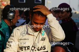 Lewis Hamilton (GBR) Mercedes AMG F1 on the grid. 29.11.2015. Formula 1 World Championship, Rd 19, Abu Dhabi Grand Prix, Yas Marina Circuit, Abu Dhabi, Race Day.