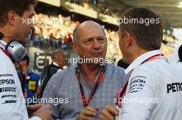 Ron Dennis (GBR) McLaren Executive Chairman (Centre) on the grid with Thomas Weber (GER) Member of the Board of Management of Daimler AG (Right). 29.11.2015. Formula 1 World Championship, Rd 19, Abu Dhabi Grand Prix, Yas Marina Circuit, Abu Dhabi, Race Day.