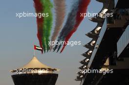 An Etihad plane fly over on the grid. 29.11.2015. Formula 1 World Championship, Rd 19, Abu Dhabi Grand Prix, Yas Marina Circuit, Abu Dhabi, Race Day.