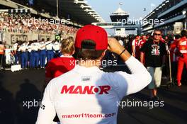 Will Stevens (GBR) Manor Marussia F1 Team on the grid. 29.11.2015. Formula 1 World Championship, Rd 19, Abu Dhabi Grand Prix, Yas Marina Circuit, Abu Dhabi, Race Day.