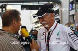 (L to R): Kai Ebel (GER) RTL TV Presenter with Dr. Dieter Zetsche (GER) Daimler AG CEO on the grid. 29.11.2015. Formula 1 World Championship, Rd 19, Abu Dhabi Grand Prix, Yas Marina Circuit, Abu Dhabi, Race Day.