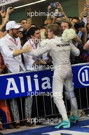 Race winner Nico Rosberg (GER) Mercedes AMG F1 celebrates in parc ferme. 29.11.2015. Formula 1 World Championship, Rd 19, Abu Dhabi Grand Prix, Yas Marina Circuit, Abu Dhabi, Race Day.