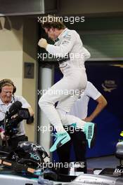 Race winner Nico Rosberg (GER) Mercedes AMG F1 W06 celebrates in parc ferme. 29.11.2015. Formula 1 World Championship, Rd 19, Abu Dhabi Grand Prix, Yas Marina Circuit, Abu Dhabi, Race Day.