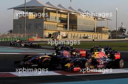 Daniil Kvyat (RUS) Red Bull Racing RB11 and Carlos Sainz Jr (ESP) Scuderia Toro Rosso STR10 at the start of the race. 29.11.2015. Formula 1 World Championship, Rd 19, Abu Dhabi Grand Prix, Yas Marina Circuit, Abu Dhabi, Race Day.