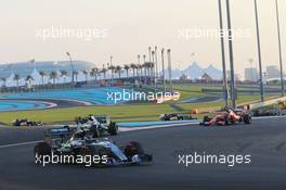 Nico Rosberg (GER) Mercedes AMG F1 W06 leads at the start of the race. 29.11.2015. Formula 1 World Championship, Rd 19, Abu Dhabi Grand Prix, Yas Marina Circuit, Abu Dhabi, Race Day.