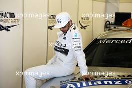 Lewis Hamilton (GBR) Mercedes AMG F1 on the drivers parade. 29.11.2015. Formula 1 World Championship, Rd 19, Abu Dhabi Grand Prix, Yas Marina Circuit, Abu Dhabi, Race Day.