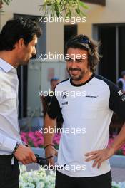 (L to R): Mark Webber (AUS) Porsche Team WEC Driver with Fernando Alonso (ESP) McLaren. 29.11.2015. Formula 1 World Championship, Rd 19, Abu Dhabi Grand Prix, Yas Marina Circuit, Abu Dhabi, Race Day.