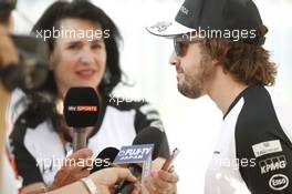 Fernando Alonso (ESP) McLaren with the media. 26.11.2015. Formula 1 World Championship, Rd 19, Abu Dhabi Grand Prix, Yas Marina Circuit, Abu Dhabi, Preparation Day.