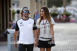 Fernando Alonso (ESP) McLaren with his girlfriend Lara Alvarez (ESP). 26.11.2015. Formula 1 World Championship, Rd 19, Abu Dhabi Grand Prix, Yas Marina Circuit, Abu Dhabi, Preparation Day.