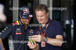 (L to R): Daniel Ricciardo (AUS) Red Bull Racing with David Coulthard (GBR) Red Bull Racing and Scuderia Toro Advisor / BBC Television Commentator. 26.11.2015. Formula 1 World Championship, Rd 19, Abu Dhabi Grand Prix, Yas Marina Circuit, Abu Dhabi, Preparation Day.