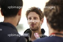 Romain Grosjean (FRA) Lotus F1 Team with the media. 26.11.2015. Formula 1 World Championship, Rd 19, Abu Dhabi Grand Prix, Yas Marina Circuit, Abu Dhabi, Preparation Day.