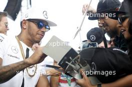 Lewis Hamilton (GBR) Mercedes AMG F1 signs autographs for the fans. 26.11.2015. Formula 1 World Championship, Rd 19, Abu Dhabi Grand Prix, Yas Marina Circuit, Abu Dhabi, Preparation Day.