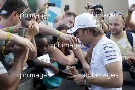Nico Rosberg (GER) Mercedes AMG F1 signs autographs for the fans. 26.11.2015. Formula 1 World Championship, Rd 19, Abu Dhabi Grand Prix, Yas Marina Circuit, Abu Dhabi, Preparation Day.