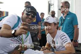 Nico Rosberg (GER) Mercedes AMG F1 with fans. 26.11.2015. Formula 1 World Championship, Rd 19, Abu Dhabi Grand Prix, Yas Marina Circuit, Abu Dhabi, Preparation Day.