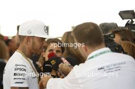 Lewis Hamilton (GBR) Mercedes AMG F1 with the media. 26.11.2015. Formula 1 World Championship, Rd 19, Abu Dhabi Grand Prix, Yas Marina Circuit, Abu Dhabi, Preparation Day.