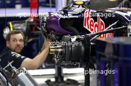 Red Bull Racing RB11 being built in the pits. 26.11.2015. Formula 1 World Championship, Rd 19, Abu Dhabi Grand Prix, Yas Marina Circuit, Abu Dhabi, Preparation Day.