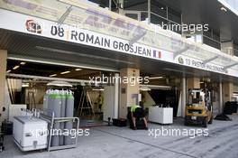 Lotus F1 Team pit garages. 26.11.2015. Formula 1 World Championship, Rd 19, Abu Dhabi Grand Prix, Yas Marina Circuit, Abu Dhabi, Preparation Day.