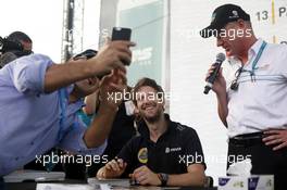 Romain Grosjean (FRA) Lotus F1 Team with fans. 26.11.2015. Formula 1 World Championship, Rd 19, Abu Dhabi Grand Prix, Yas Marina Circuit, Abu Dhabi, Preparation Day.
