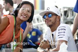 Lewis Hamilton (GBR) Mercedes AMG F1 with the fans. 26.11.2015. Formula 1 World Championship, Rd 19, Abu Dhabi Grand Prix, Yas Marina Circuit, Abu Dhabi, Preparation Day.