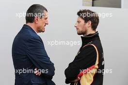 (L to R): Guenther Steiner (ITA) Haas F1 Team Prinicipal with Romain Grosjean (FRA) Lotus F1 Team. 23.10.2015. Formula 1 World Championship, Rd 16, United States Grand Prix, Austin, Texas, USA, Practice Day.