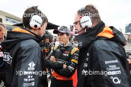 Sergio Perez (MEX) Sahara Force India F1 on the grid with Tim Wright (GBR) Sahara Force India F1 Team Race Engineer (Left) and Tom McCullough (GBR) Sahara Force India F1 Team Chief Engineer (Right). 25.10.2015. Formula 1 World Championship, Rd 16, United States Grand Prix, Austin, Texas, USA, Race Day.