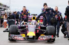 Daniel Ricciardo (AUS) Red Bull Racing RB11 on the grid. 25.10.2015. Formula 1 World Championship, Rd 16, United States Grand Prix, Austin, Texas, USA, Race Day.