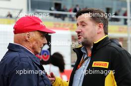 (L to R): Niki Lauda (AUT) Mercedes Non-Executive Chairman with Paul Hembery (GBR) Pirelli Motorsport Director. 25.10.2015. Formula 1 World Championship, Rd 16, United States Grand Prix, Austin, Texas, USA, Race Day.