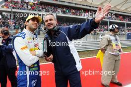 (L to R): Felipe Nasr (BRA) Sauber F1 Team with Beat Zehnder (SUI) Sauber F1 Team Manager on the grid. 25.10.2015. Formula 1 World Championship, Rd 16, United States Grand Prix, Austin, Texas, USA, Race Day.