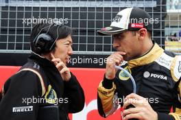 (L to R): Ayao Komatsu (JPN) Lotus F1 Team Race Engineer with Pastor Maldonado (VEN) Lotus F1 Team on the grid. 25.10.2015. Formula 1 World Championship, Rd 16, United States Grand Prix, Austin, Texas, USA, Race Day.
